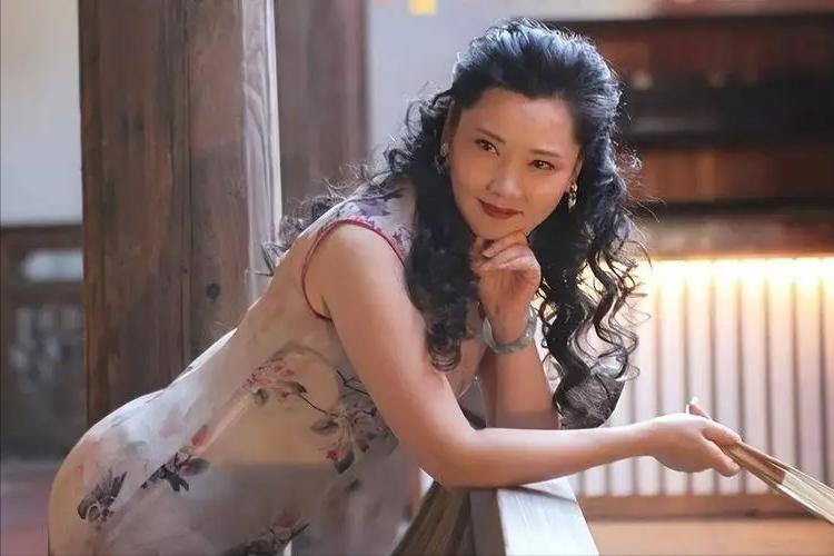 何赛飞嫁给老公的原因,何赛飞与妹妹同台十年演夫妻