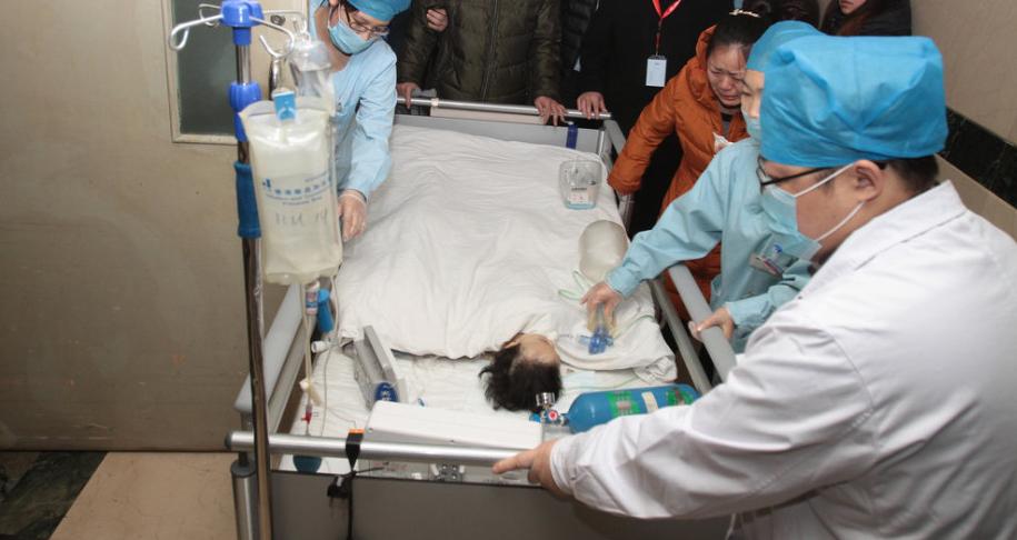 2岁女孩下身红肿，一碰就疼，扒开裤子后，医生都心疼坏了