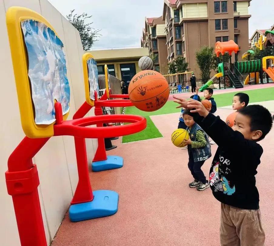 “篮”色梦想“球”悦童心—李沧区苍山路幼儿园中二班级特色活动