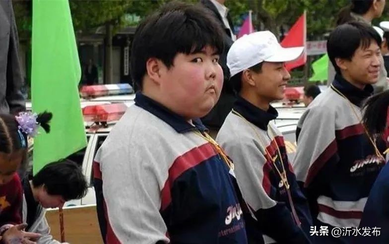 19年前，那个因一张照片走红网络的中学生小胖，后来的经历超乎你想象