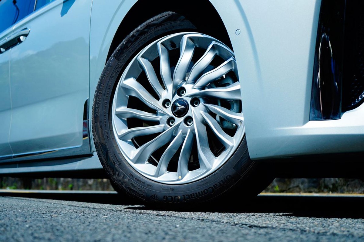 新岚图梦想家试驾白色款,2024款新岚图梦想家实际油耗测评