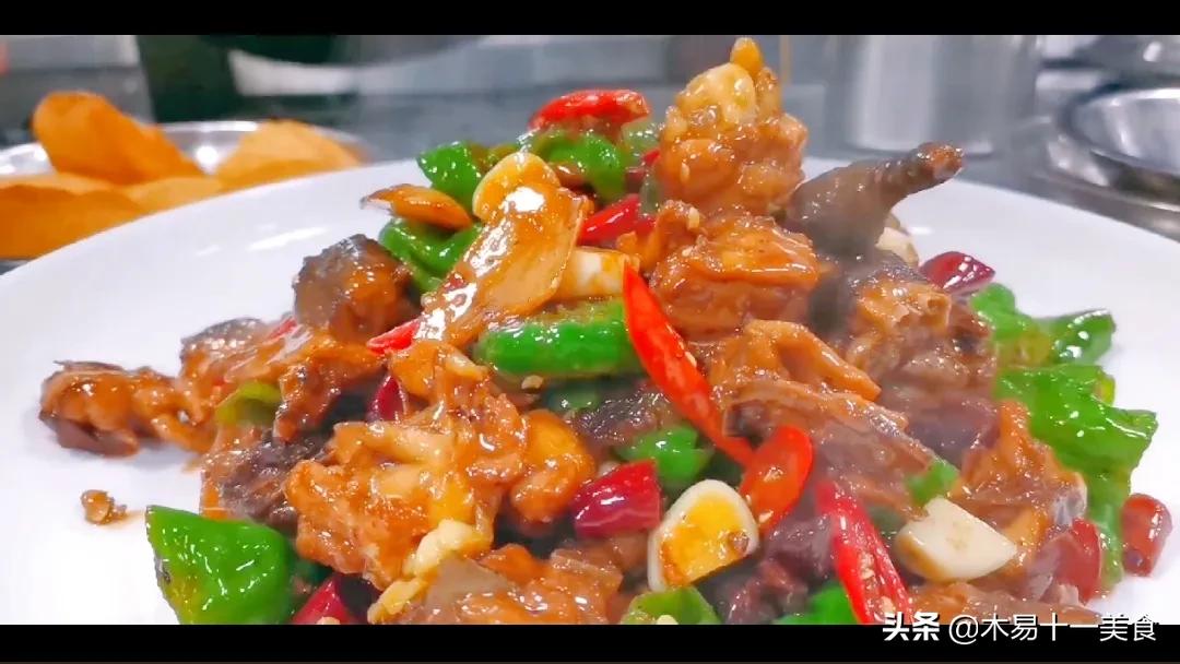 饭店大厨制作炒鸡视频,生炒小公鸡正宗做法