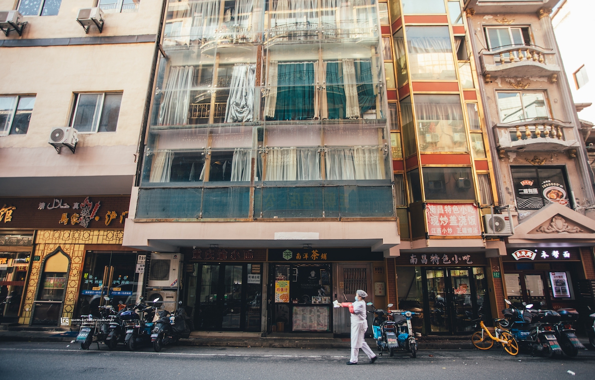 曾经的上海第一美食街，如今萧条冷清餐厅相继关门，旧改启动在即