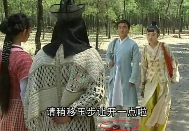 洒枸杞假装喷血、演尸体玩手机，这些穿帮镜头好敷衍，个个离谱