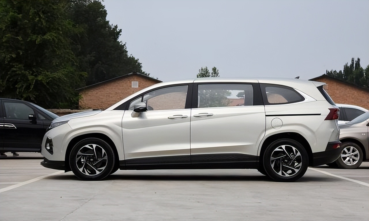 现代库斯途和别克gl8哪个省油,现代库斯途和别克gl8车内空间对比