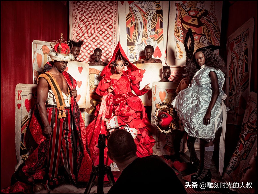 作品充满隐喻与象征主义，讽刺和暧昧：备受赞誉的当代时尚摄影师