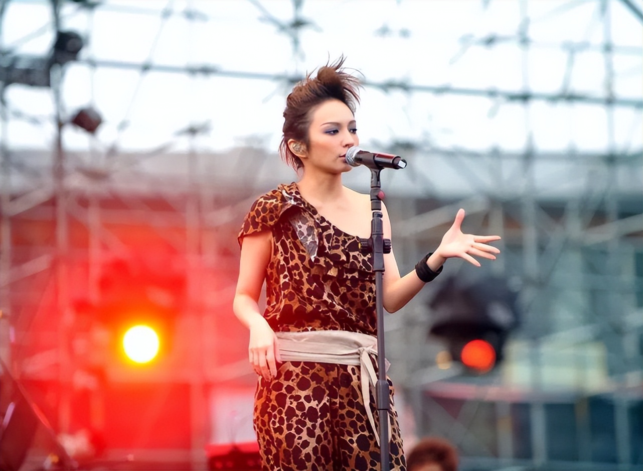 昔日爆红组合街头卖唱,曾经红极一时现在却卖唱的歌手