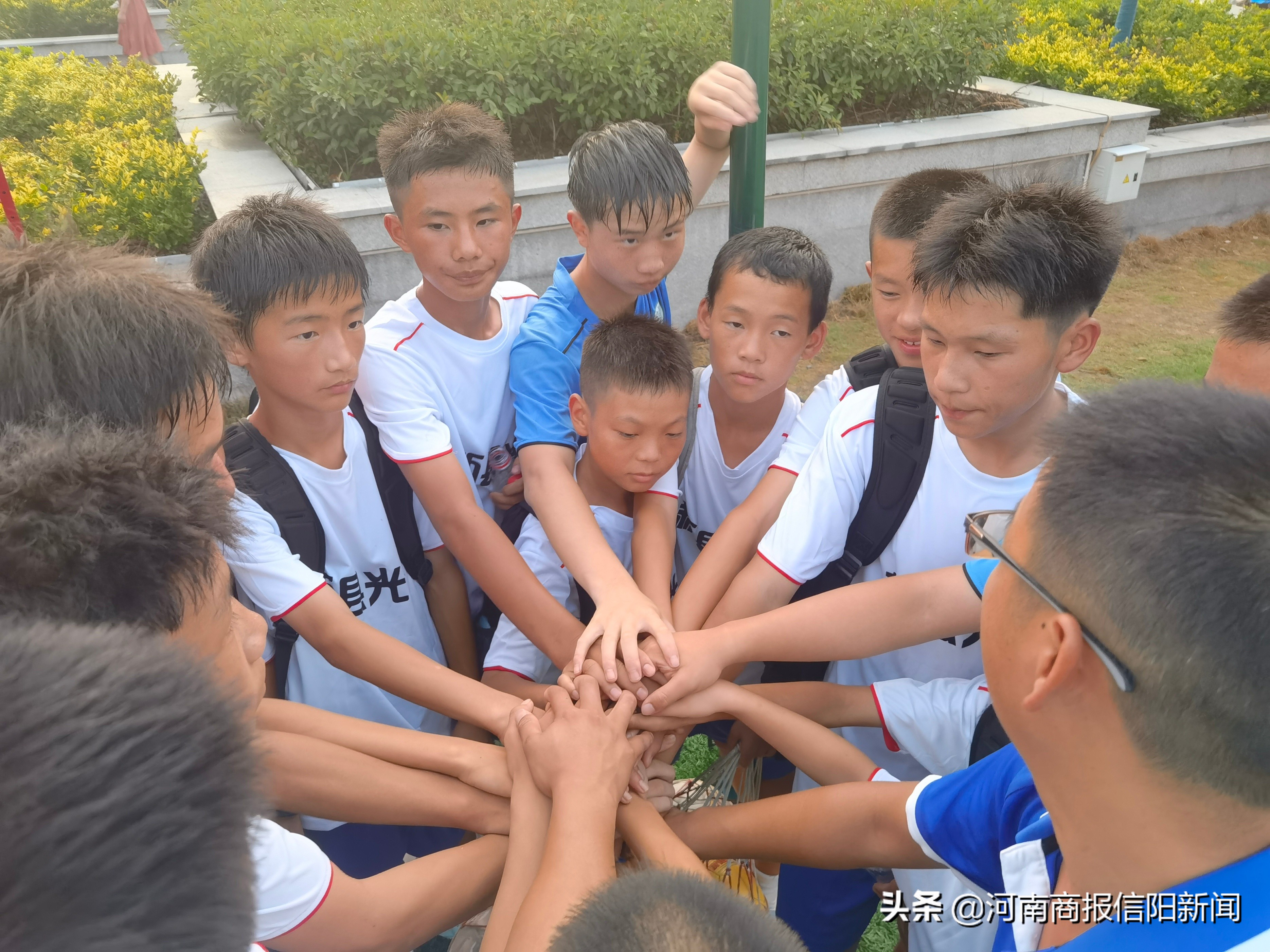 刷新信阳市小学男子足球战绩！信阳新县足球小将载誉归来