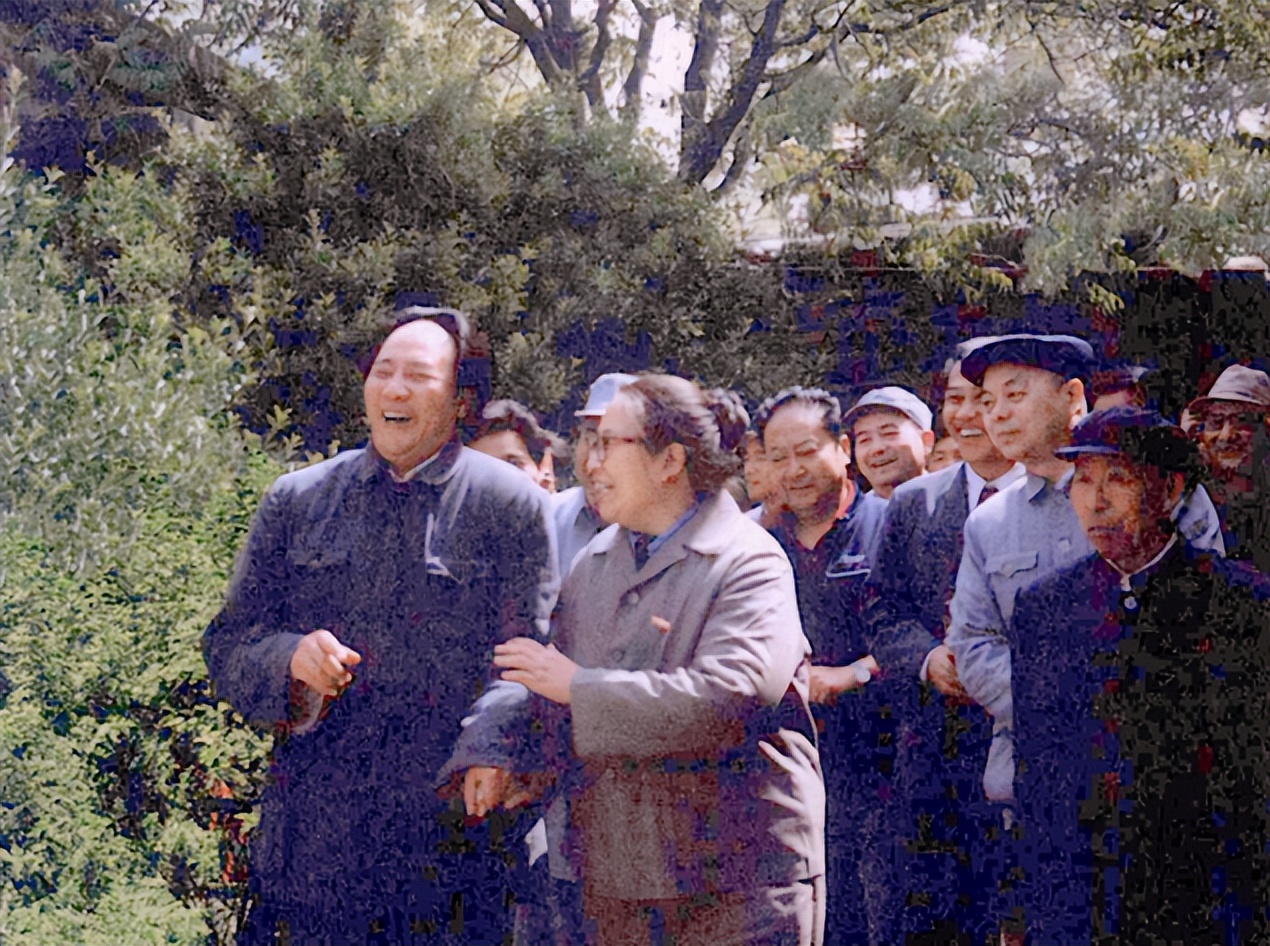 83年古月结束表演，*尚昆杨**亲自接见：我不懂表演，但提两条建议