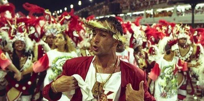 黑白两重天:球场狂欢,牢狱徘徊