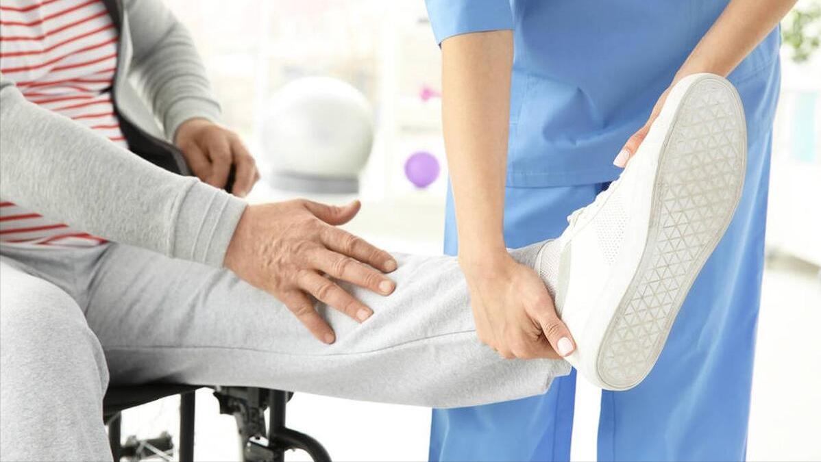 老年人摔了一跤筋摔伤了,老人腿骨摔骨折了吃啥补好