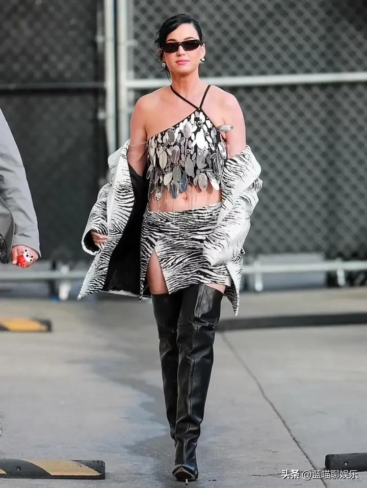 凯蒂佩里穿橘红色西服出街,凯蒂佩里穿礼服裙