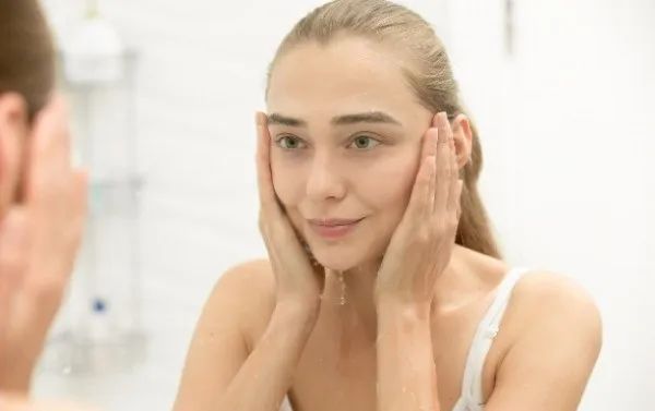 嘴周围反复长痘痘怎么治,额头痘痘反复长什么原因