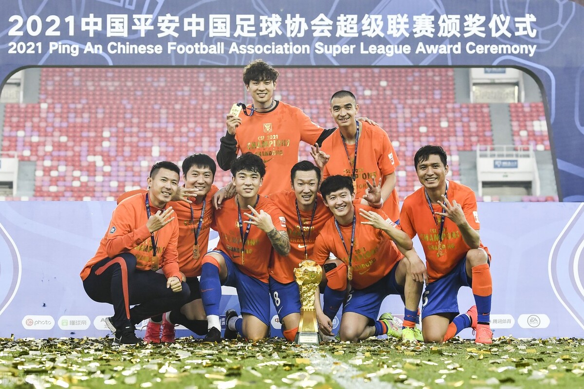 鲁能吉翔夺冠,山东泰山队球迷感人瞬间