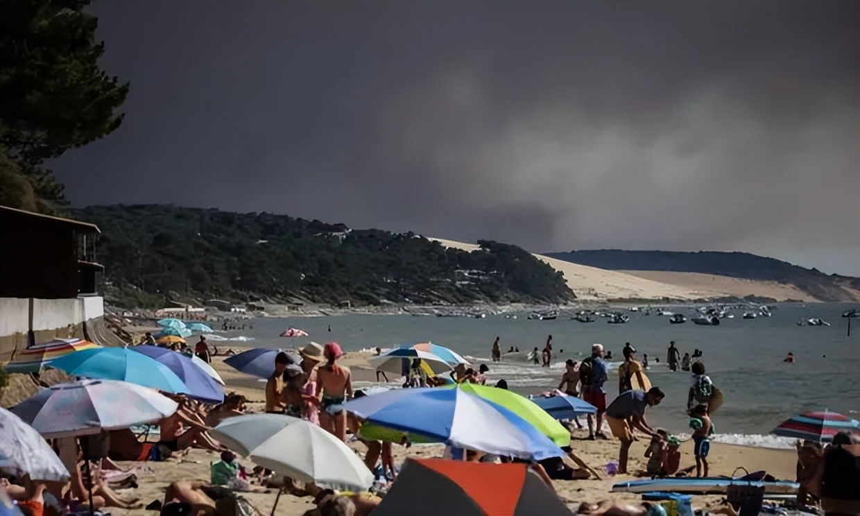 英国基建顶不住高温了：铁轨热着火沥青路弄黑白鞋底