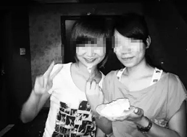 21岁小伙桥边崩溃欲跳江,四川16岁男孩跳桥被女孩救了