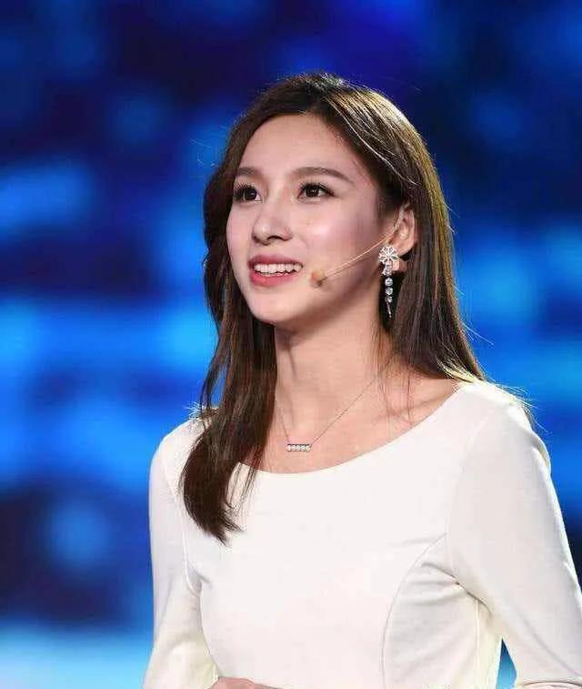 天下足球历届女主持人,天下足球女主持谁最好看