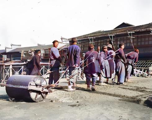 日军兽行：当着男人的面玷污了女儿，临走还残忍割下妻子乳房