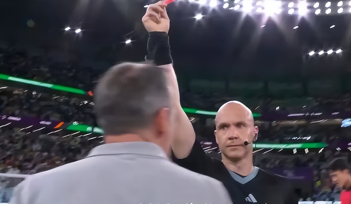 输球又输人！韩国主帅输急眼，咆哮怒骂裁判，直接染红无缘生死战