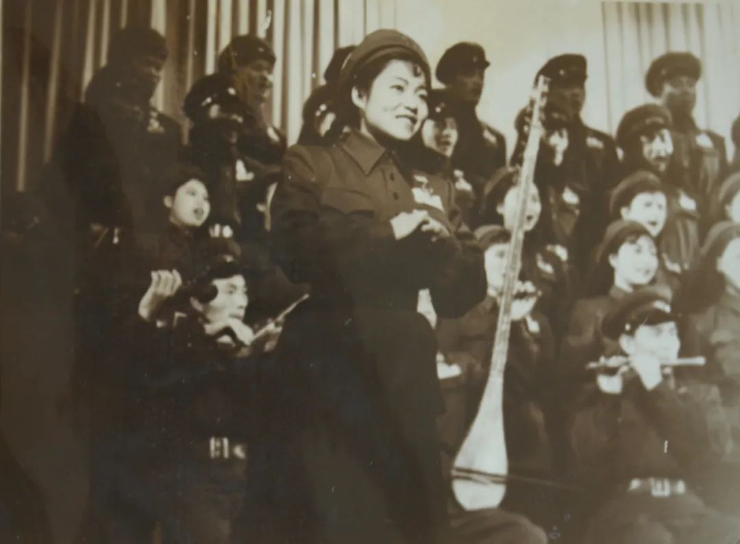 被作者选中首唱《*疆新**好》，她的歌声从*疆新**唱到了北京怀仁堂