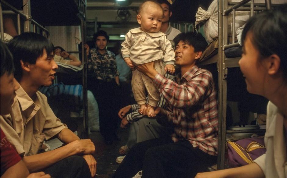 高清老照片：旗人格格大腿岔开豪放洗衣，地主三妻四妾不输女明星