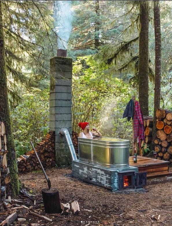 两位情侣在森林中搭个帐篷,一对情侣在大山深处打造的家