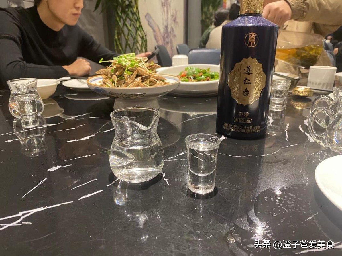 哪种香型的白酒不容易喝出假酒,香精勾兑的假酒喝了不上头吗