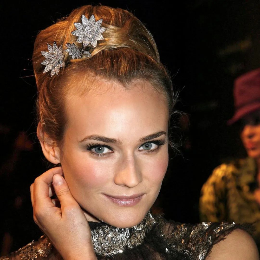 王冠要怎么戴才不会压塌头发,王冠头饰戴法