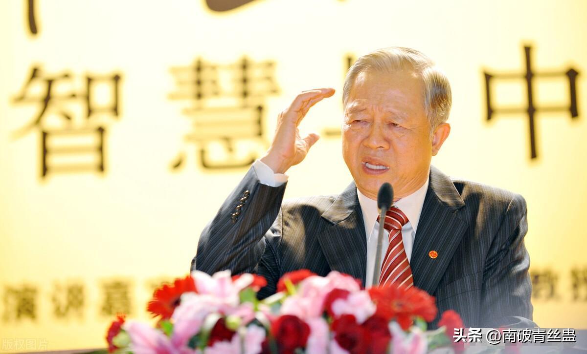 开裆裤,裸胸装,今年高奢大秀一个比一个奇葩,暴露就是时尚?