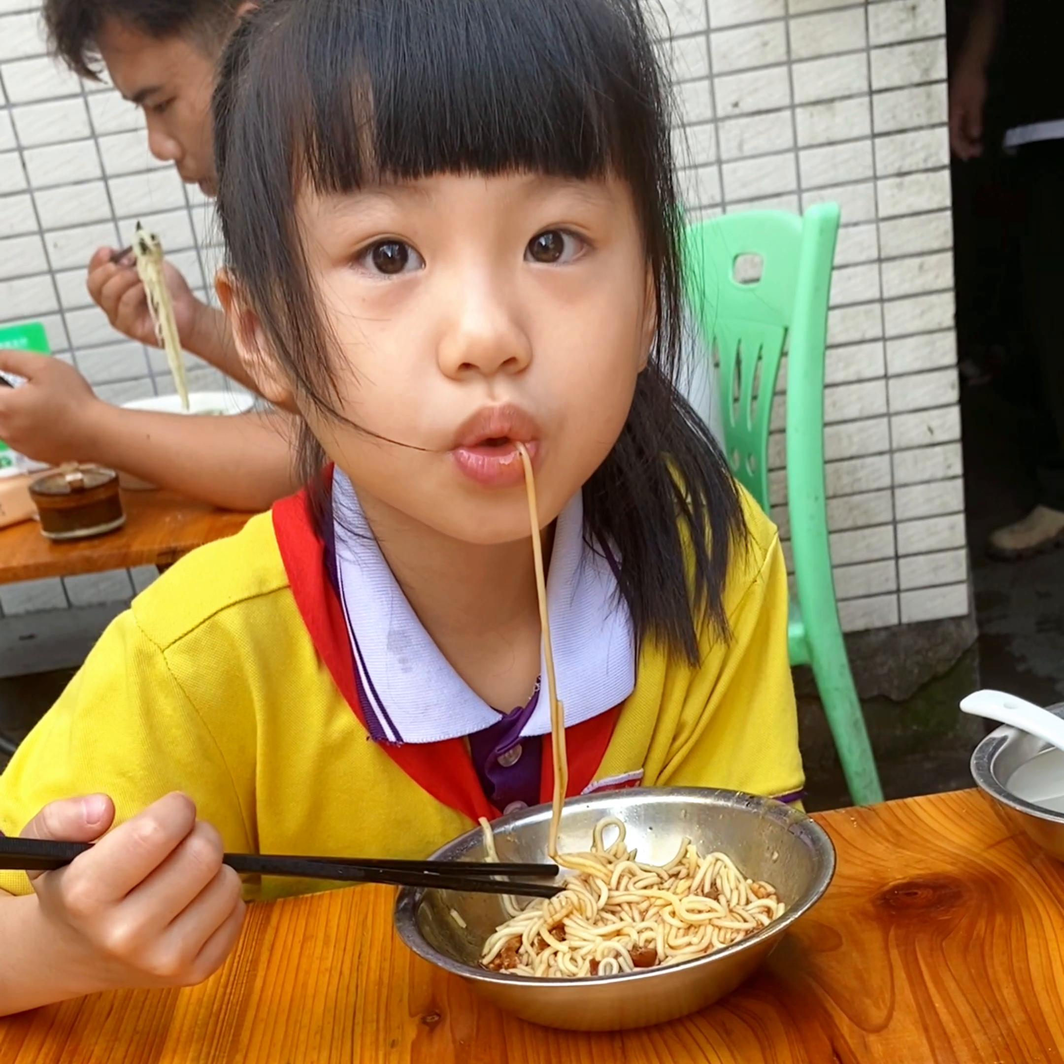 两点一线按时上班努力挣钱,日复一日两点一线