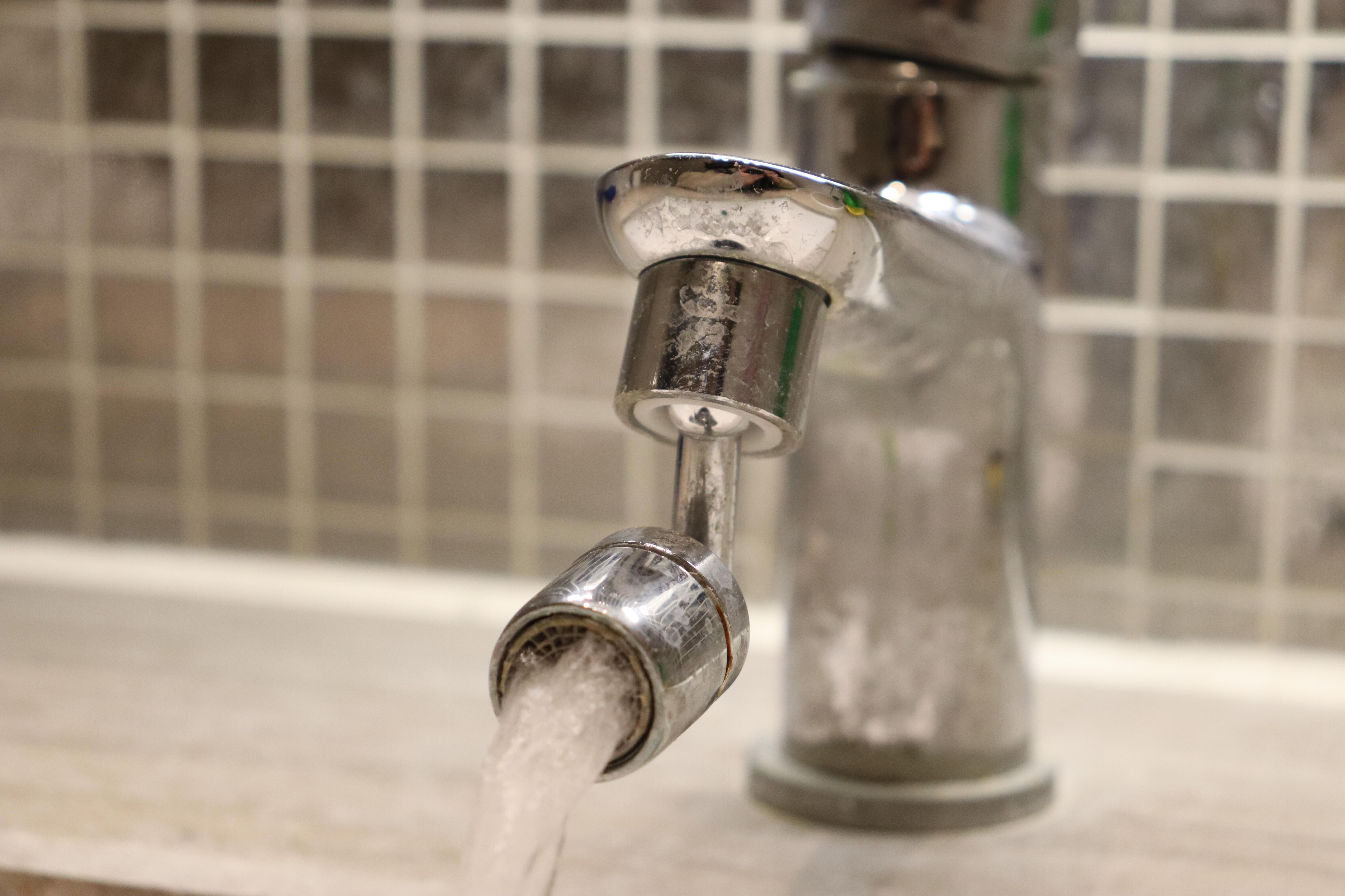 夏天用电量暴增导致电压不稳,夏天电表过负荷老是跳闸怎么解决