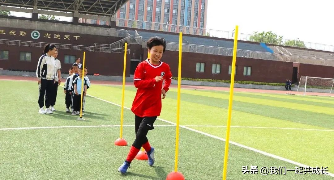 萌娃爱足球勤志全衔接：机关二园与历城二中足球队员联谊活动