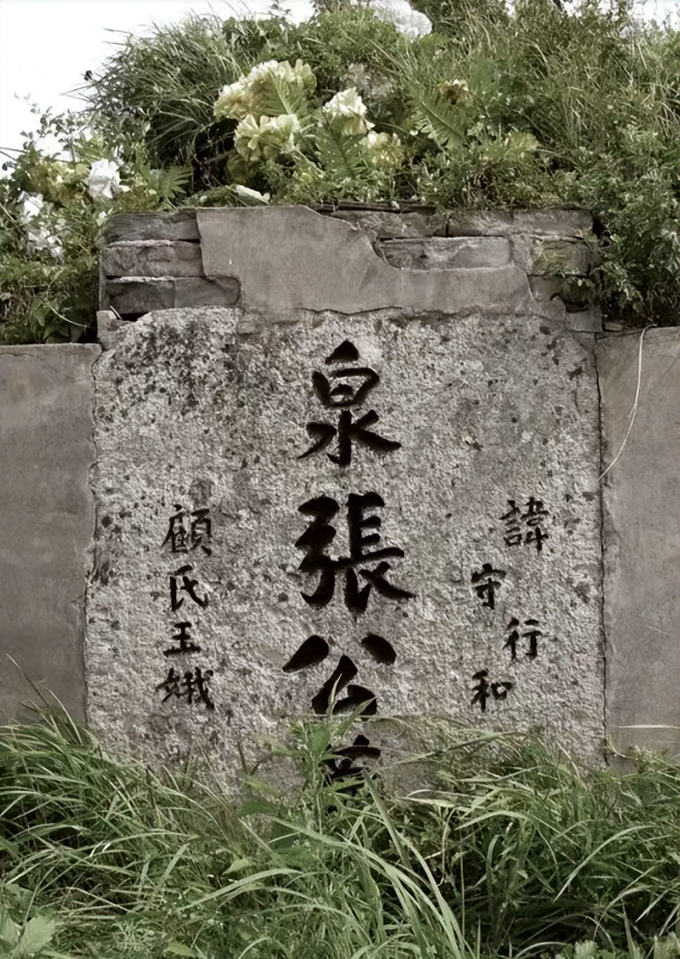 宁波老农从儿子墓穴里挖出一包裹,80岁老农挖开儿子坟墓