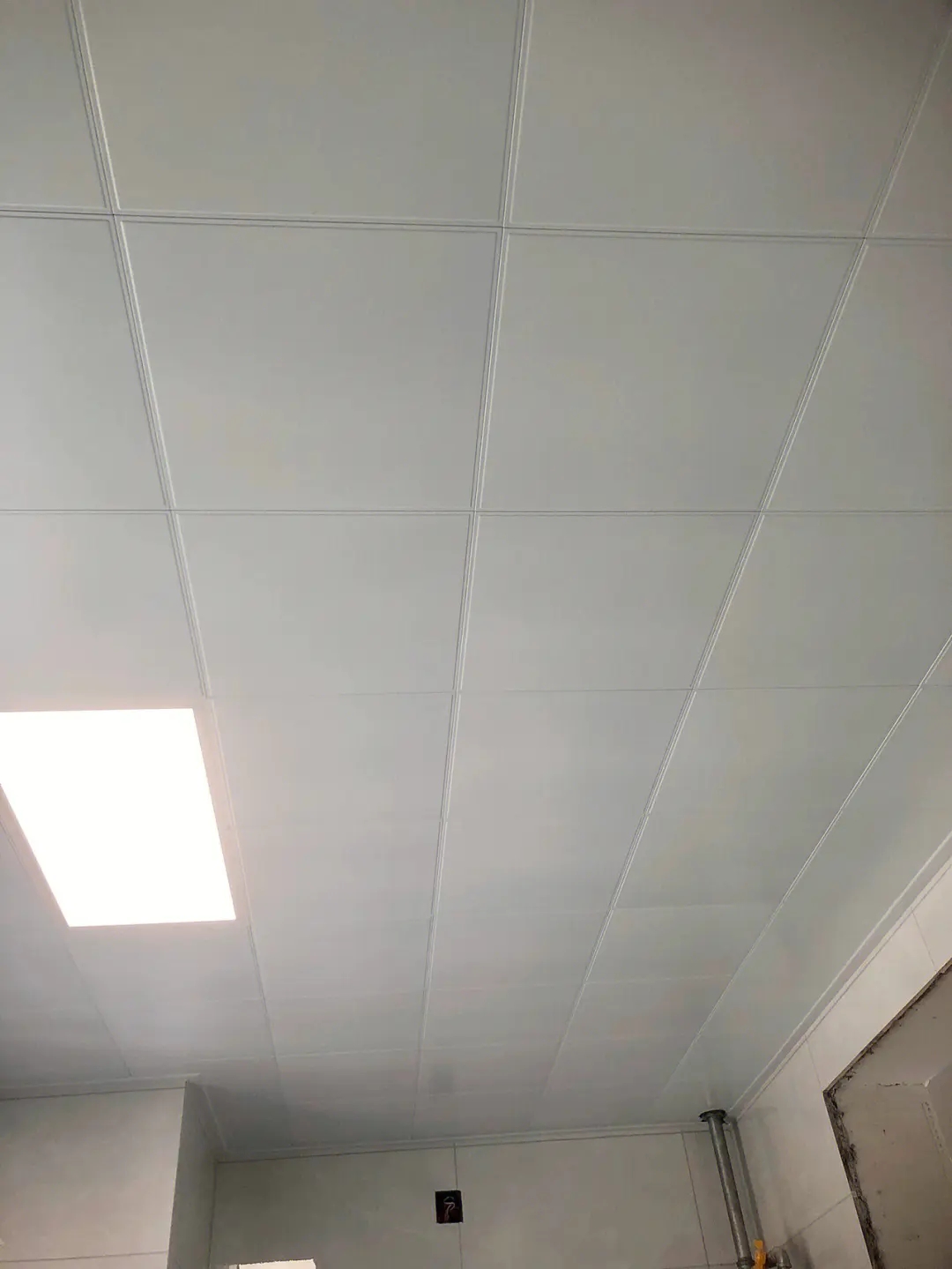 越来越多人做全铝柜子了,大面积铝扣板吊顶全过程详解