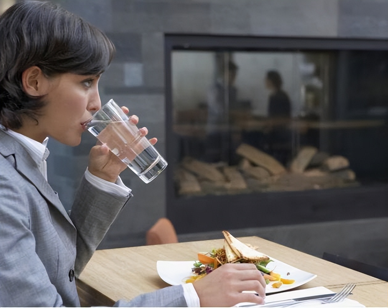 喝白开水与喝茶相比哪个更健康,长期喝白开水和喝茶哪个更健康