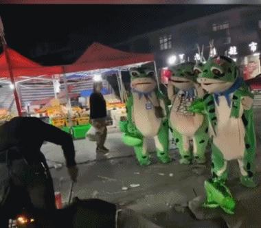 16岁卖青蛙,创业摆摊卖青蛙