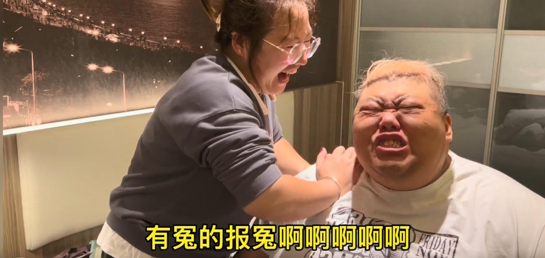 600斤胖猴仔，举健身球抬不动胳膊，疼得呲牙咧嘴，猴嫂笑开花