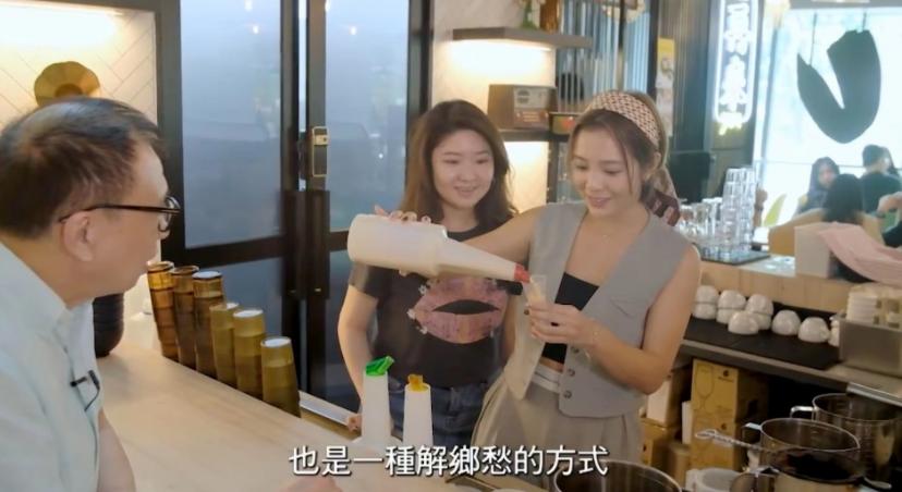 73岁知名港星定居新加坡，三十年前拿到绿卡，斥巨资为爱女开餐厅