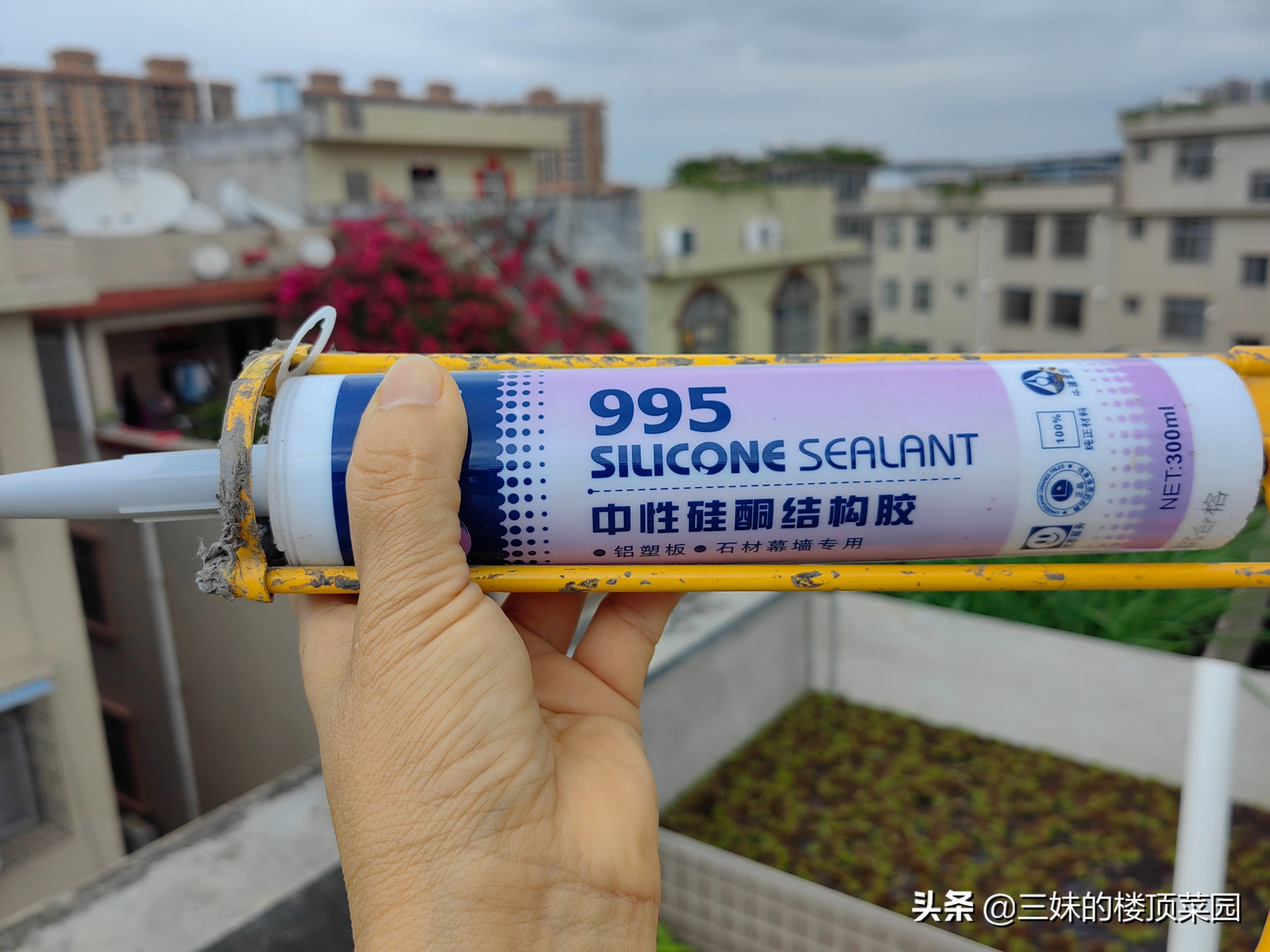 楼顶菜园：用结构粘瓷砖、水管做立体菜池的方法介绍，看你喜欢吗