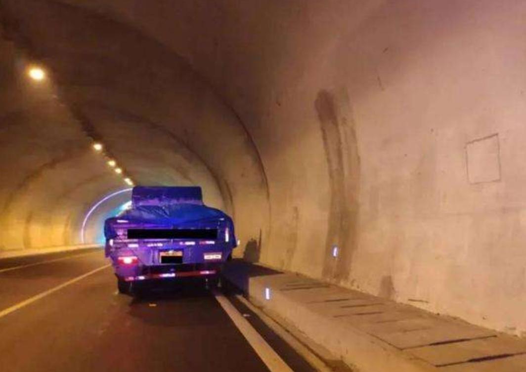 高速公路边上发光路标,高速公路标志牌被遮挡的处罚