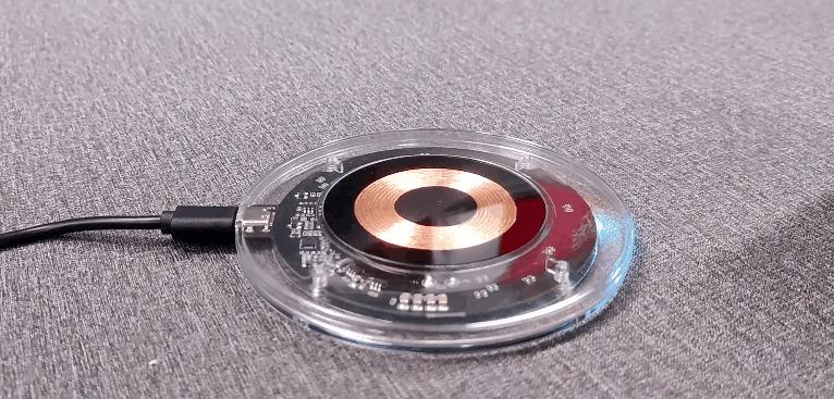 不用任何充电神器就可以充电,可以直接安在手机背面的充电神器