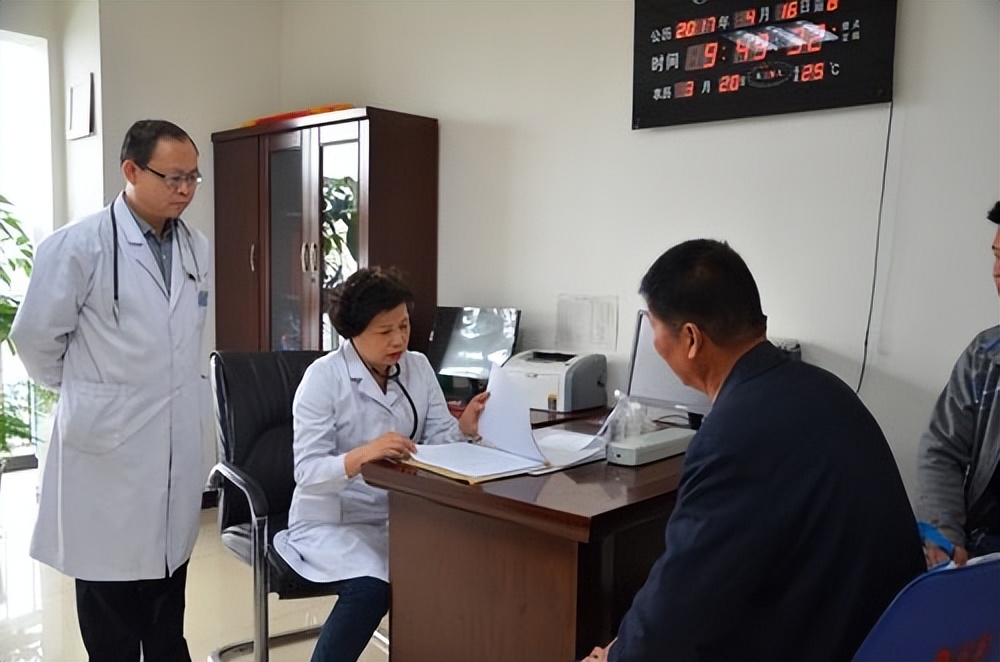 男子腹部痒,医生用镊子夹出16只阴虱!原来阴虱的传播途径有4个