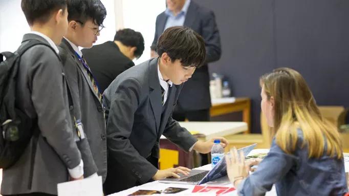 去香港工作做什么靠谱一点,香港有什么工作适合女性