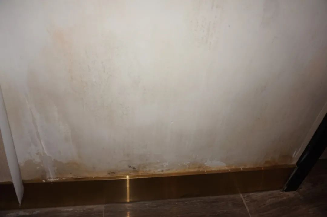 楼上漏水保修期8年未到属谁负责,楼上防水导致漏水谁赔偿