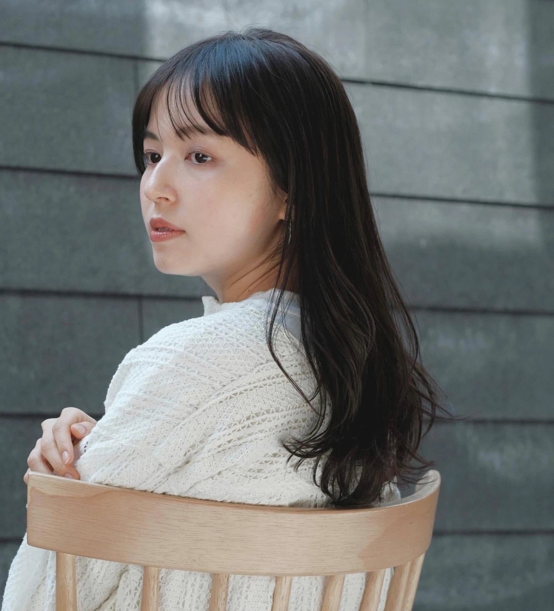 空气刘海适合的卷发造型中长发,卷发筒卷空气刘海