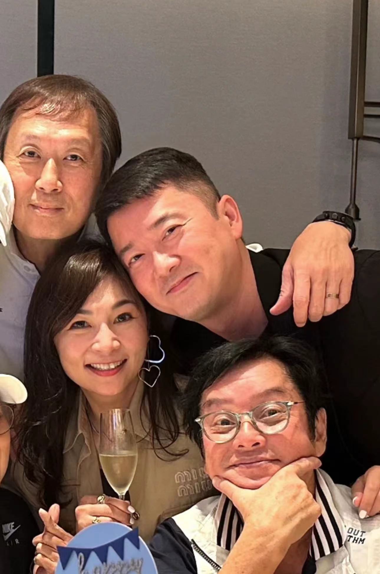 众老牌港星为苗侨伟庆生！戚美珍两鬓斑白，谭咏麟面红老人斑明显