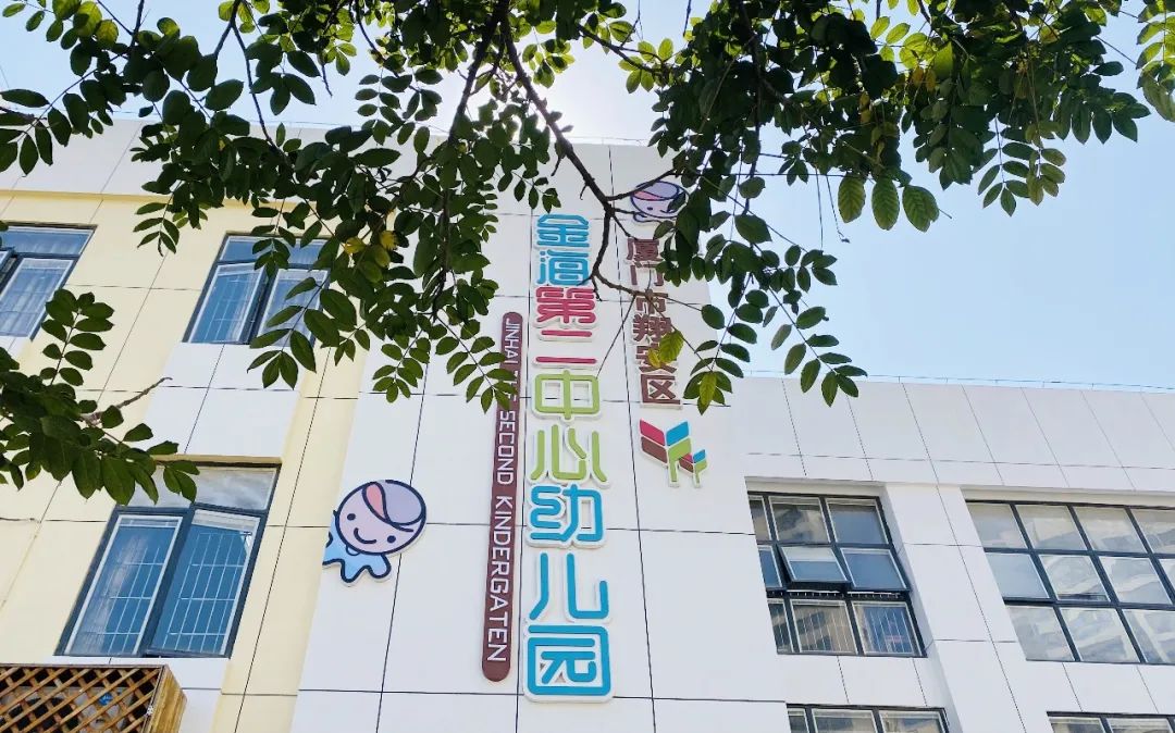 我们的学校充满了爱和温馨,我们的校园洒满金色的阳光