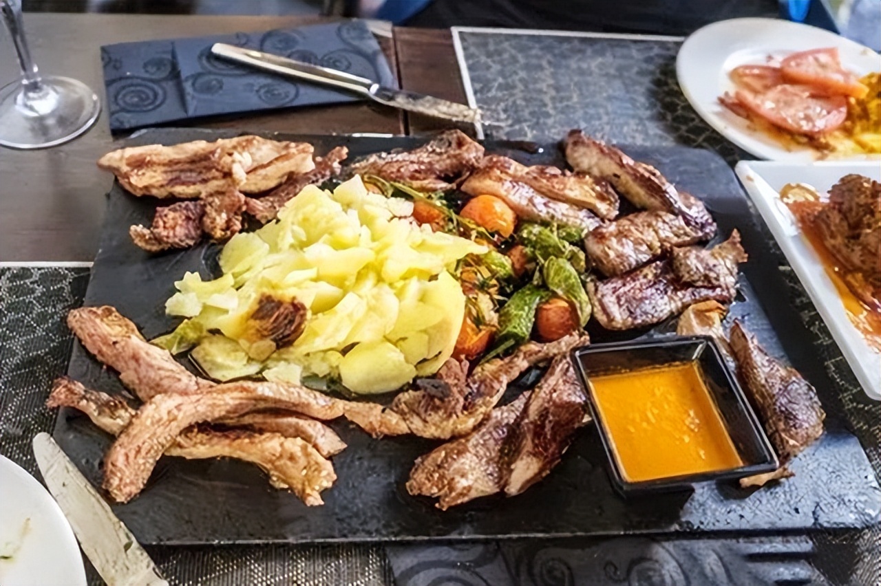 中国人在伊拉克开餐馆，一年赚了300万，美国大兵开直升机来买酒