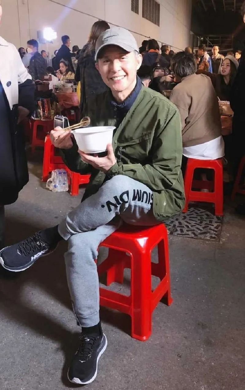 TVB年会晚宴星光黯淡，接地气似农村办酒席，被网友吐槽寒酸