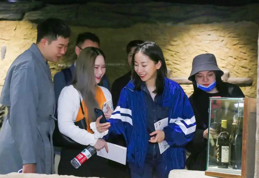 90后北京美女，靠卖酒爆红，一场直播卖100万，年入3.5亿，凭啥？